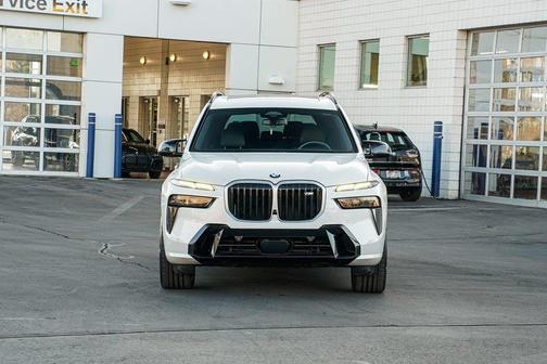 Mineral White Metallic 2025 BMW X7 M60i