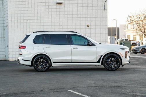 2025 BMW X7 M60i