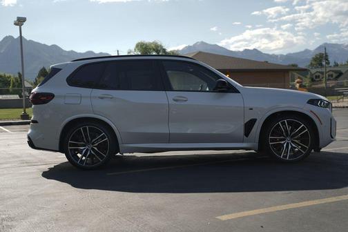Mineral White Metallic 2026 BMW X5 M60i