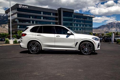 Mineral White Metallic 2023 BMW X5 M50i