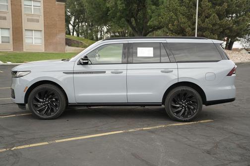 Gray Mist Metallic Tri-Coat 2025 Lincoln Navigator Reserve