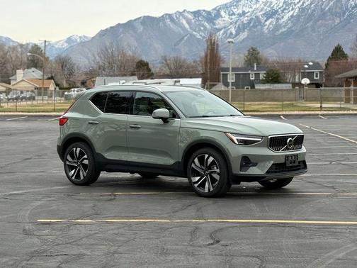 2023 Volvo XC40 B5 Ultimate Bright Theme