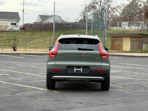 2023 Volvo XC40 B5 Ultimate Bright Theme