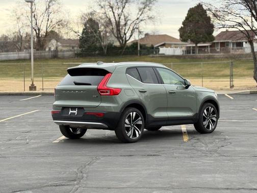 2023 Volvo XC40 B5 Ultimate Bright Theme