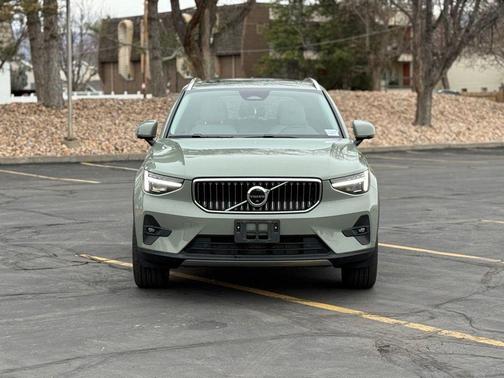 2023 Volvo XC40 B5 Ultimate Bright Theme