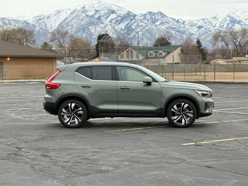 2023 Volvo XC40 B5 Ultimate Bright Theme