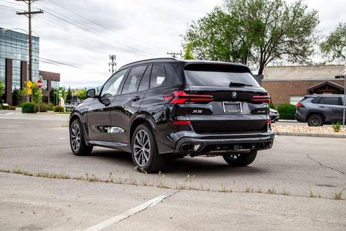 Black Sapphire Metallic 2026 BMW X5 xDrive40i
