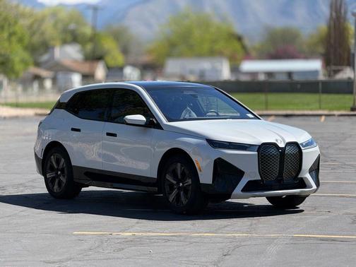 Mineral White Metallic 2025 BMW iX xDrive50