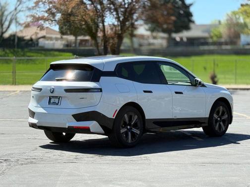 Mineral White Metallic 2025 BMW iX xDrive50