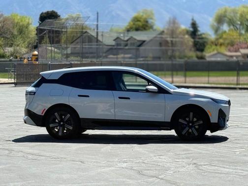 Mineral White Metallic 2025 BMW iX xDrive50