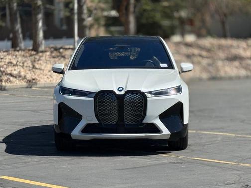 Mineral White Metallic 2025 BMW iX xDrive50