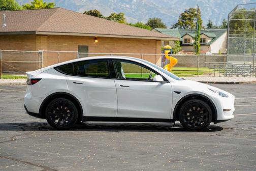 2022 Tesla Model Y Long Range Dual Motor All-Wheel Drive