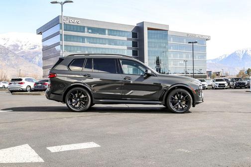 2026 BMW X7 M60i