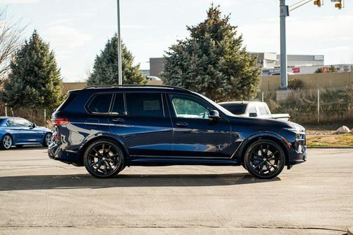 2025 BMW X7 M60i