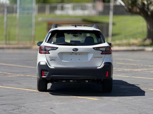 Crystal White Pearl 2022 Subaru Outback Base