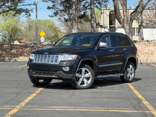 Brilliant Black Crystal Pearlcoat 2013 Jeep Grand Cherokee Overland