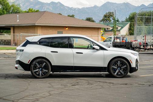 2025 BMW iX xDrive50