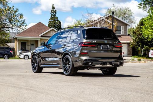 Manhattan Green Metallic 2026 BMW X7 xDrive40i