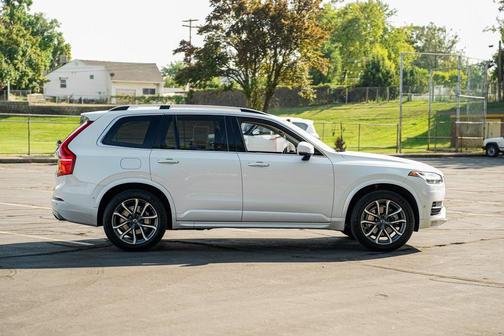 2017 Volvo XC90 T6 Momentum