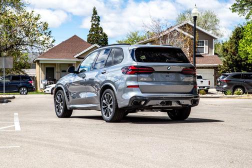 Skyscraper Grey Metallic 2026 BMW X5 xDrive40i
