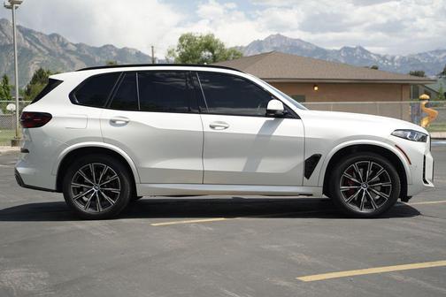 Mineral White Metallic 2024 BMW X5 xDrive40i