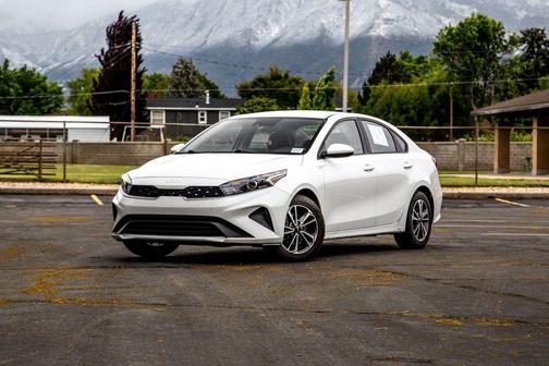 Snow White Pearl 2023 Kia Forte LXS