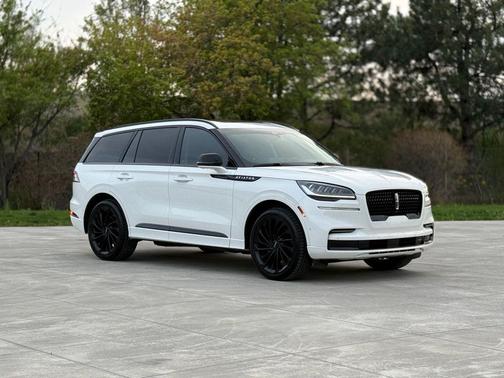 Pristine White Metallic Tri-Coat 2023 Lincoln Aviator Reserve AWD