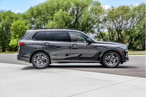 2025 BMW X7 M60i
