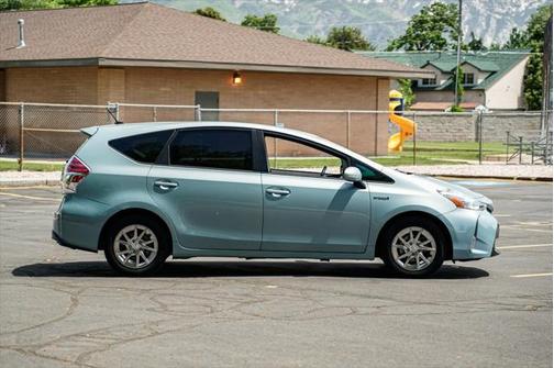 2015 Toyota Prius v Five