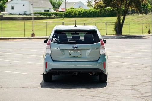 2015 Toyota Prius v Five