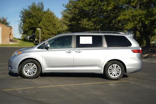 Silver Sky Metallic 2017 Toyota Sienna XLE