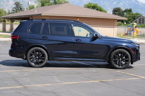 Carbon Black Metallic 2024 BMW X7 xDrive40i