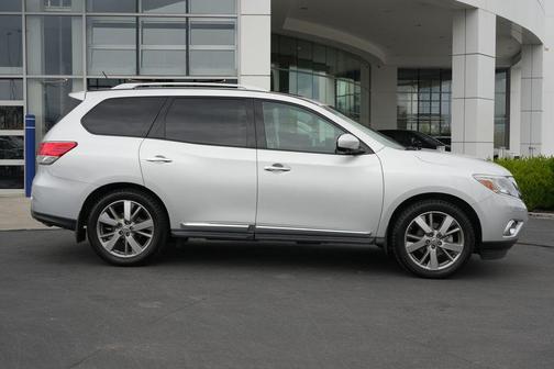 Brilliant Silver Metallic 2016 Nissan Pathfinder Platinum