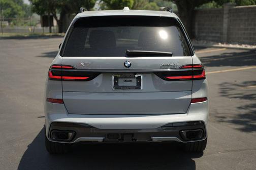 Brooklyn Grey Metallic 2027 BMW X7 xDrive40i