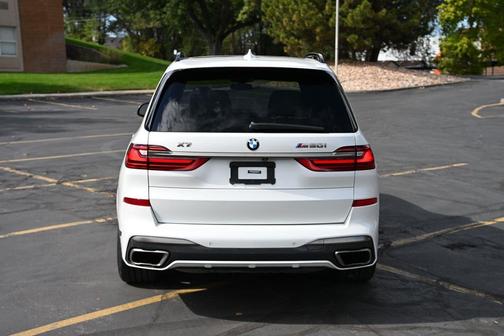 Mineral White Metallic 2022 BMW X7 M50i