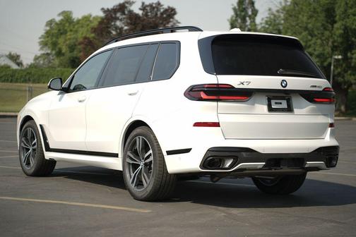 Alpine White 2027 BMW X7 xDrive40i