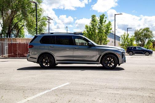 Skyscraper Grey Metallic 2026 BMW X7 M60i