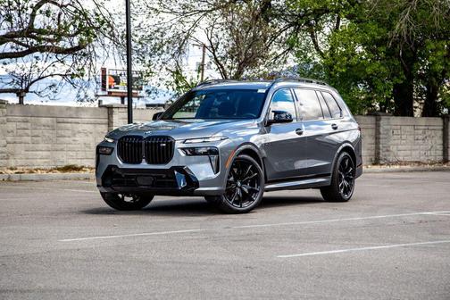 Skyscraper Grey Metallic 2026 BMW X7 M60i