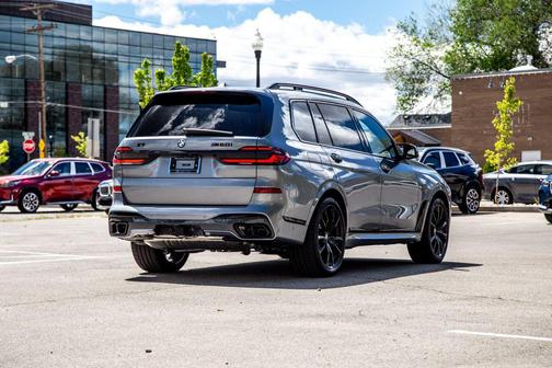 Skyscraper Grey Metallic 2026 BMW X7 M60i