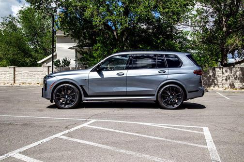 Skyscraper Grey Metallic 2026 BMW X7 M60i