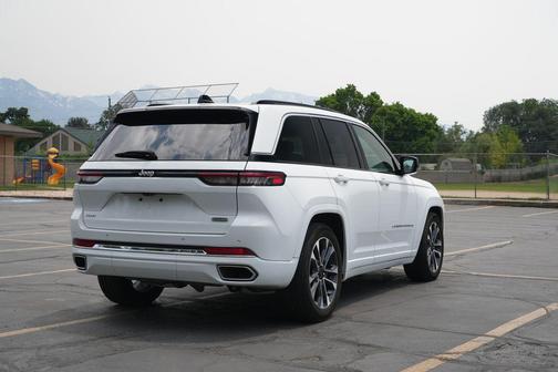 Bright White Clearcoat 2024 Jeep Grand Cherokee Overland