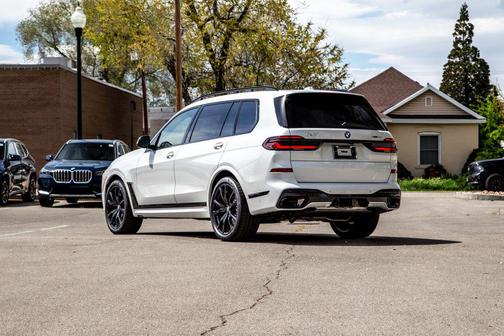 Mineral White Metallic 2026 BMW X7 xDrive40i