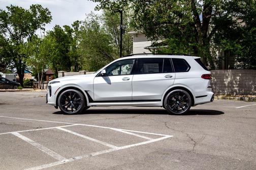 Mineral White Metallic 2026 BMW X7 xDrive40i