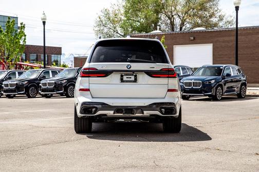 Mineral White Metallic 2026 BMW X7 xDrive40i