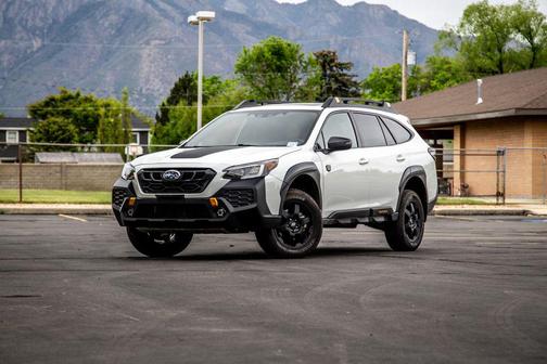 Crystal White Pearl 2024 Subaru Outback Wilderness