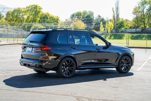 2025 BMW X7 M60i