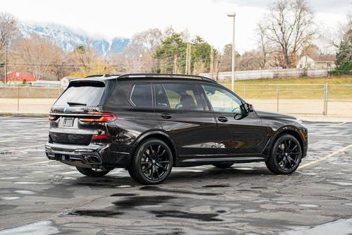 2025 BMW X7 M60i