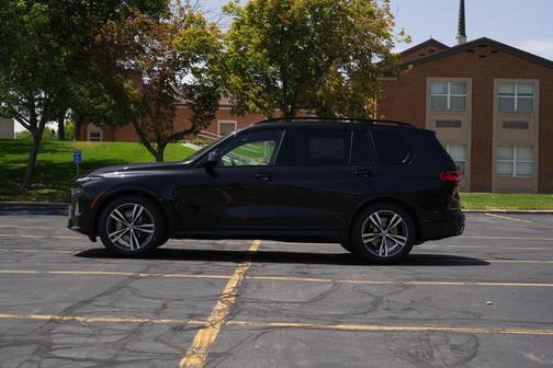Black Sapphire 2027 BMW X7 xDrive40i