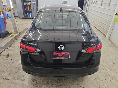 Black 2021 Nissan Versa 1.6 SV