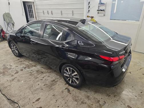 Black 2021 Nissan Versa 1.6 SV